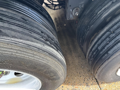 Trailer wheel set showing dual rear tires of a Hyundai air ride dry van trailer with aluminum roof, wet tread labels visible.