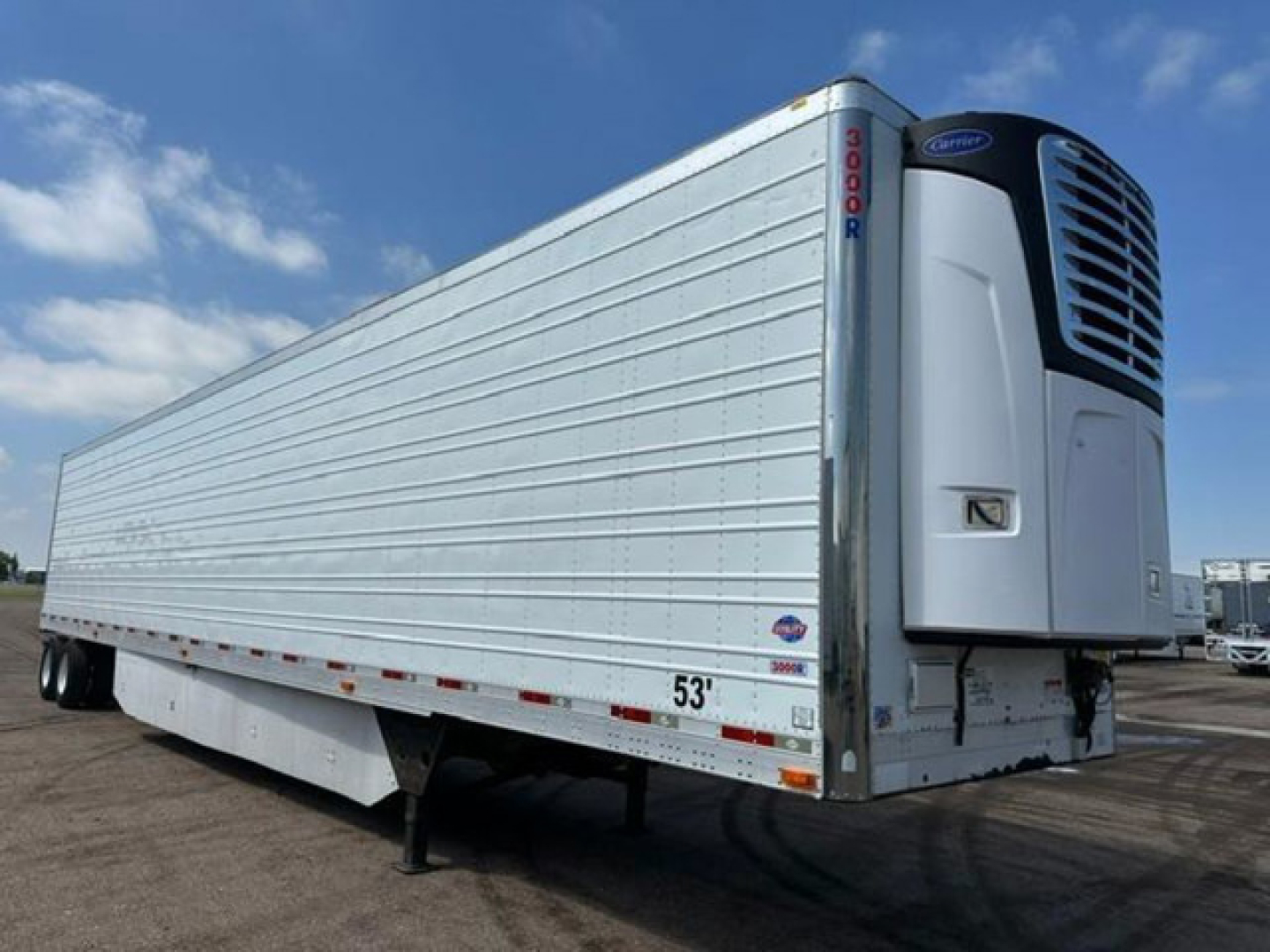 Truck trailer showing a white refrigerated utility trailer with a front cooling unit and 53' length marking.