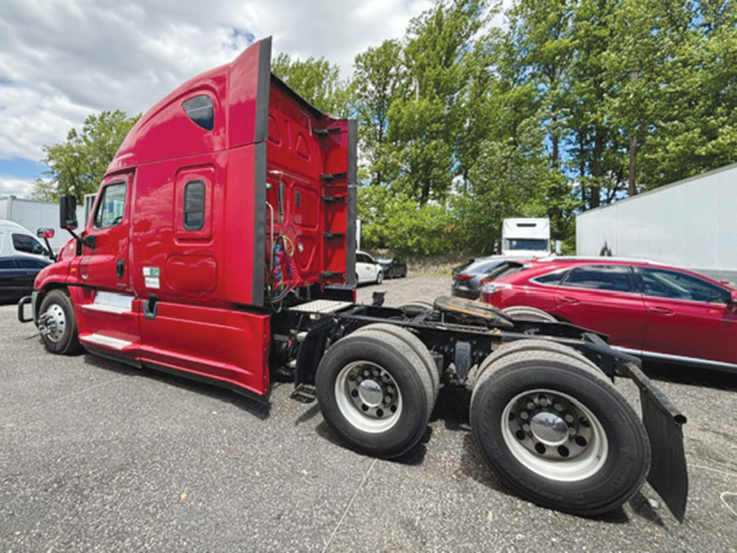 Freightliner Cascadia125 tractor tractor cab side view showing chassis and rear dual axles