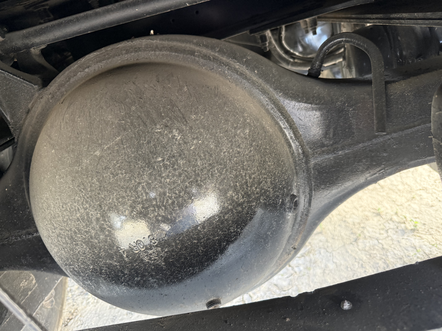 Peterbilt 579 rear differential/drive axle housing showing round differential cover