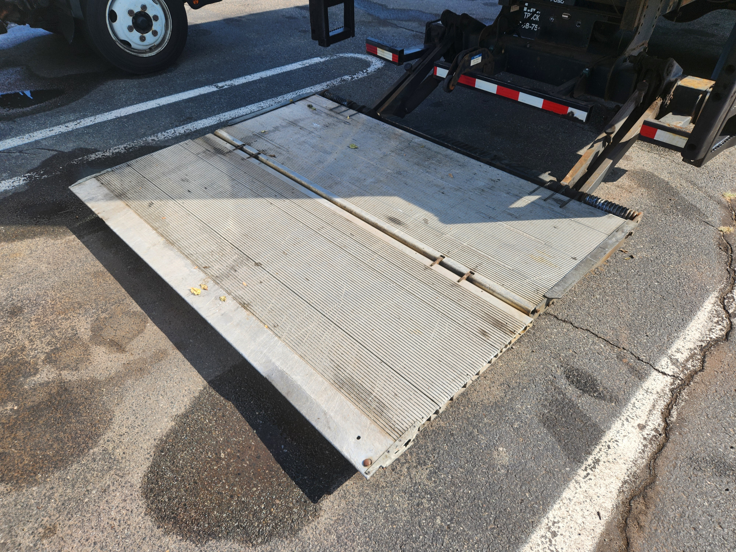 Large aluminum liftgate