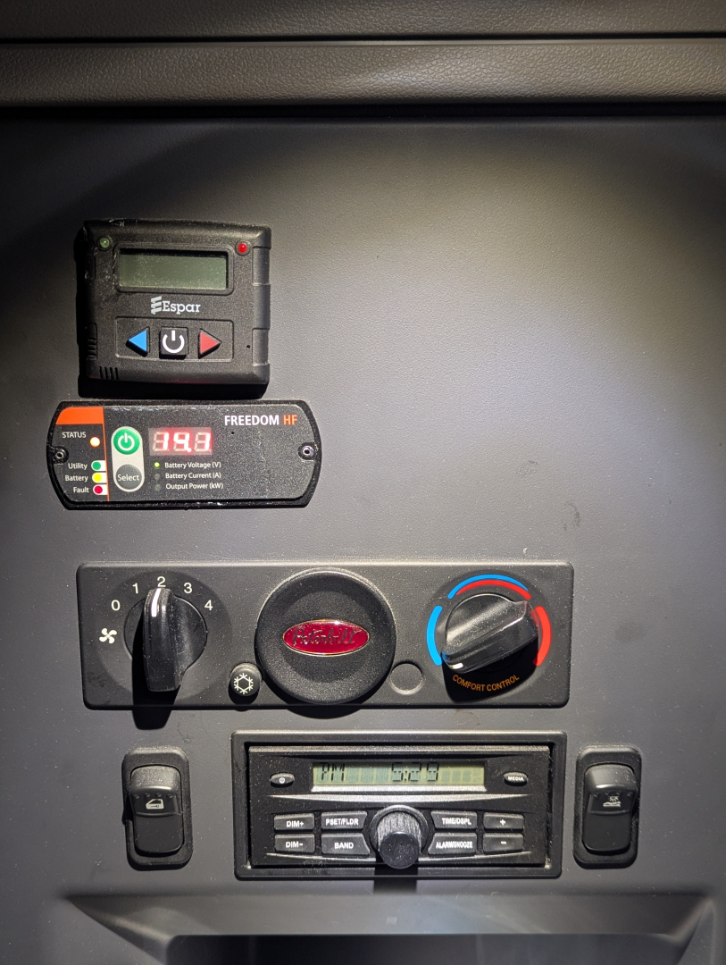 Peterbilt 579 dashboard/controls showing E-Spar display, Freedom HE control panel, climate controls, and radio/CD unit panel.