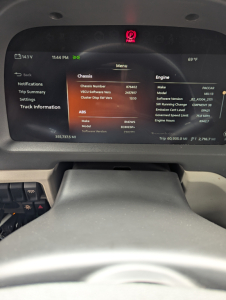 Peterbilt 579 instrument cluster display showing vehicle information such as chassis number, engine details, and software versions.