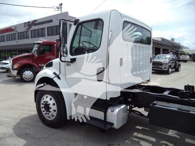 2006 Freightliner M2 106