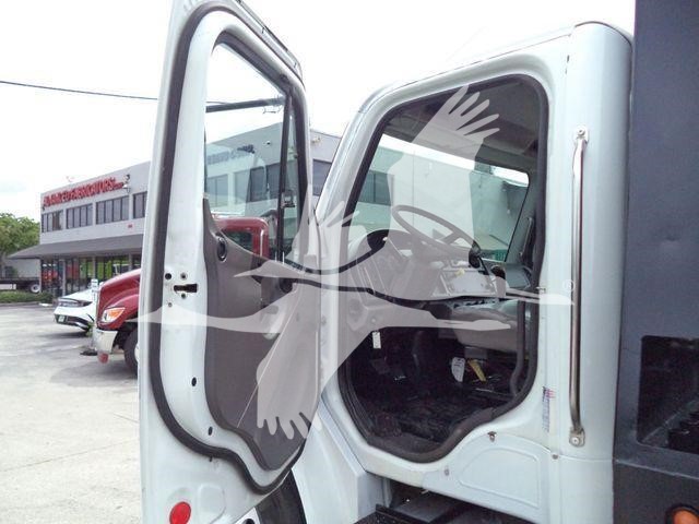 2006 Freightliner M2 106
