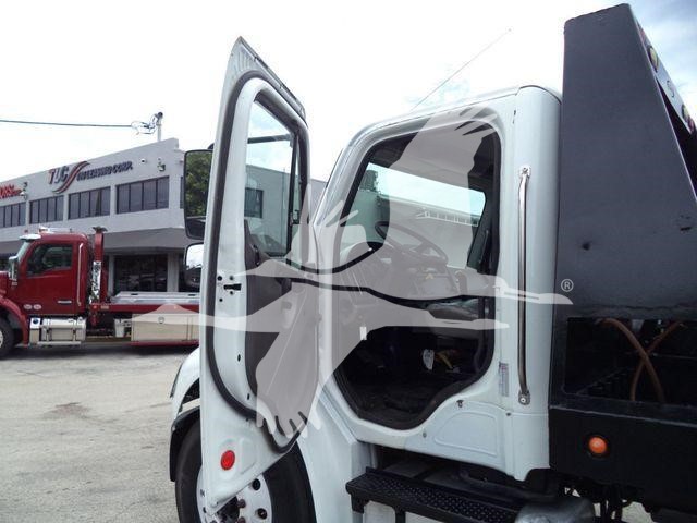 2006 Freightliner M2 106