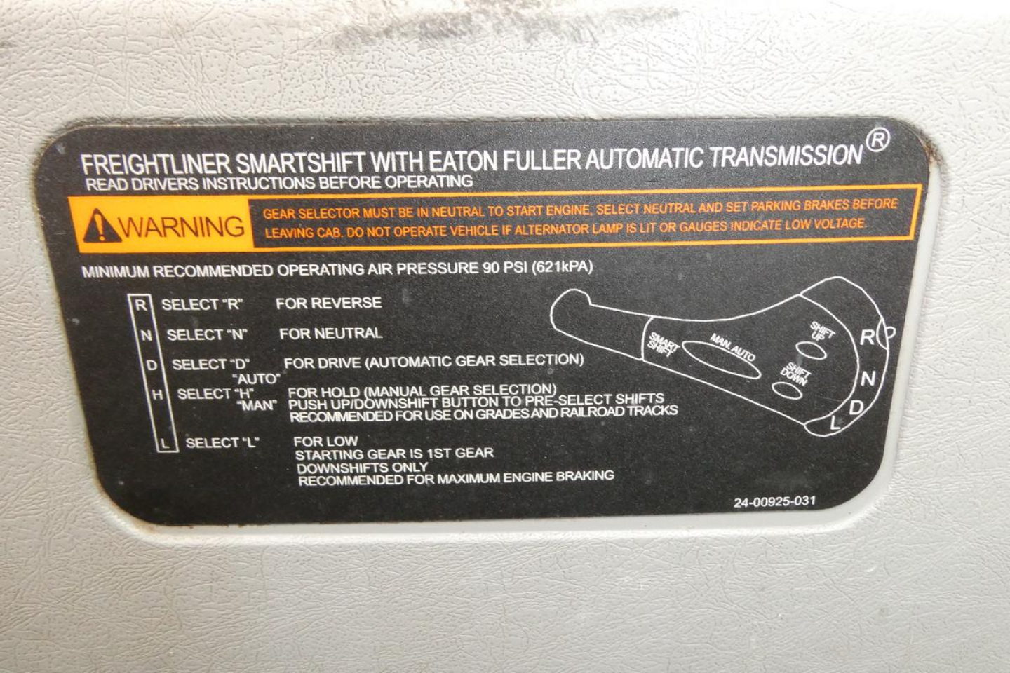 Freightliner SD122 cab label showing Smartshift with Eaton Fuller automatic transmission, operating instructions, warning text, and gear selector diagram.