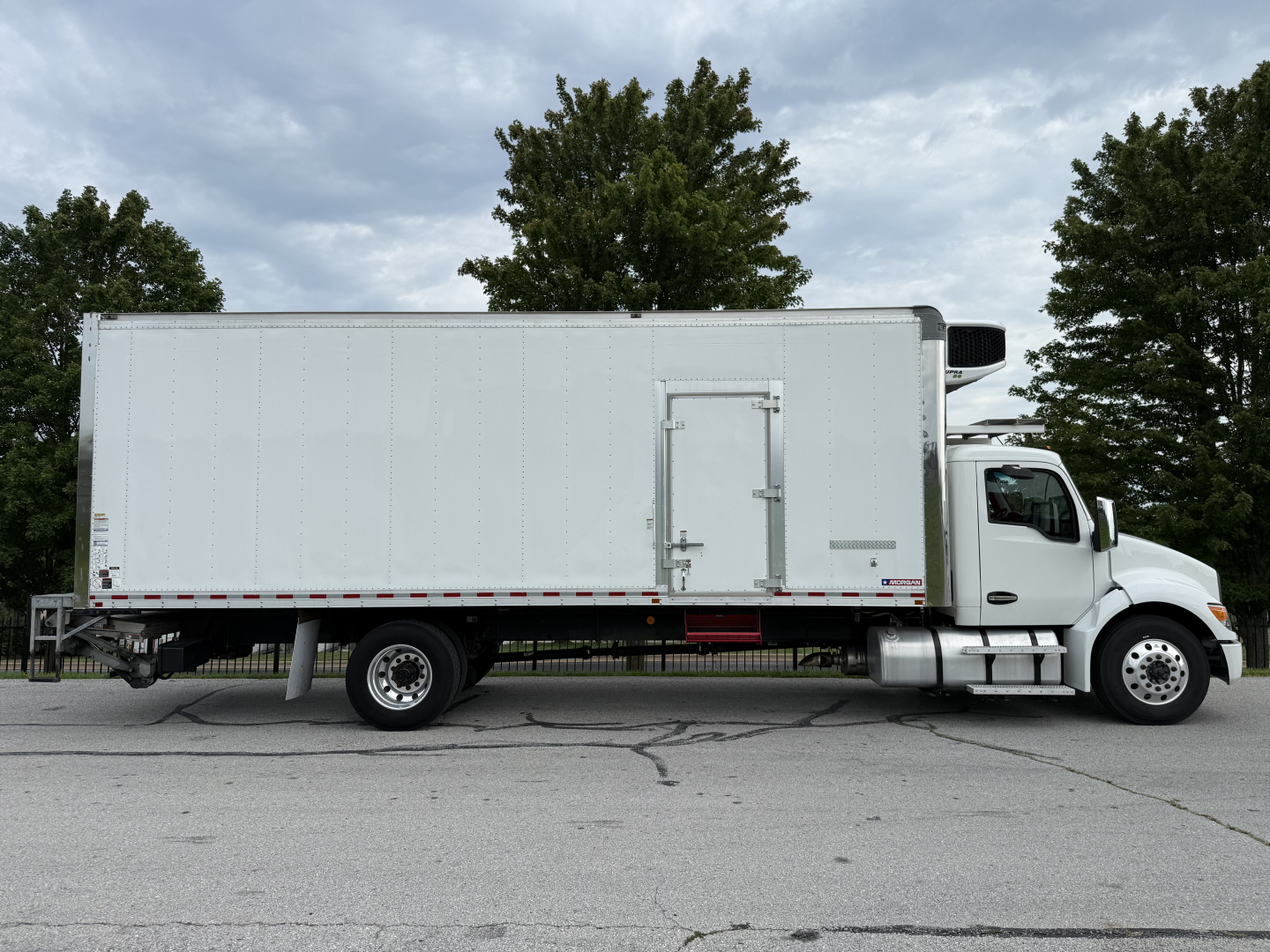 Kenworth T380 refrigerated truck side view with white box trailer and cab, VIN 2NK4HM7X2PM266510 visible, stock 0627323.