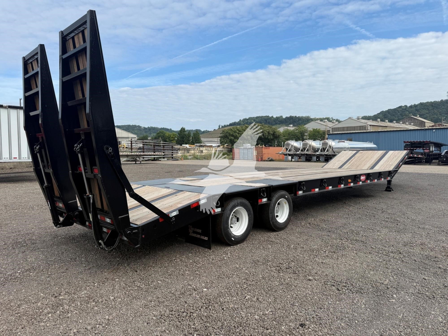 Lowboy trailer showing dual axle with ramp ends and wooden deck. VIN 7KYLB352XVED49580 visible; stock VED49580.