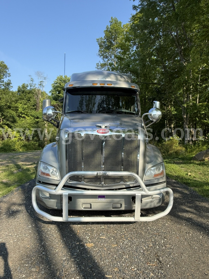 Peterbilt 579 truck front view showing grille, bumper guard, and chrome mirrors.