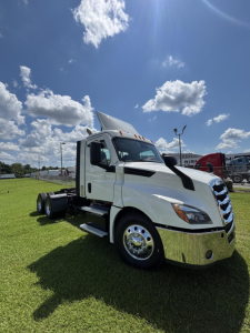 Freightliner Cascadia 126 day cab truck in white with cab and hood side view showing chrome bumper and wheel, VIN 3AKJHLDR8MSMG0625.