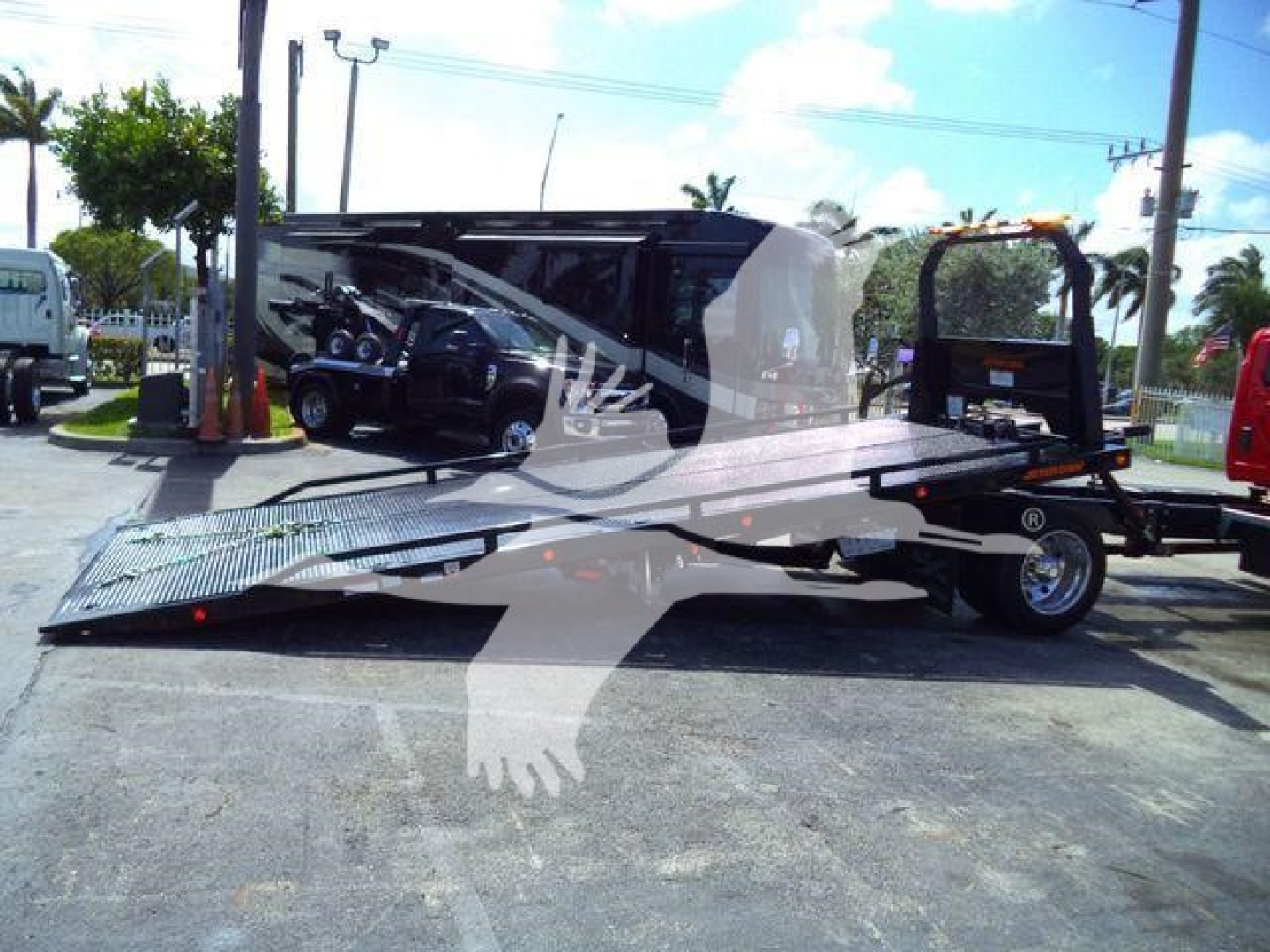 Truck rollback tow truck with flatbed and ramp, MV607RED stock number