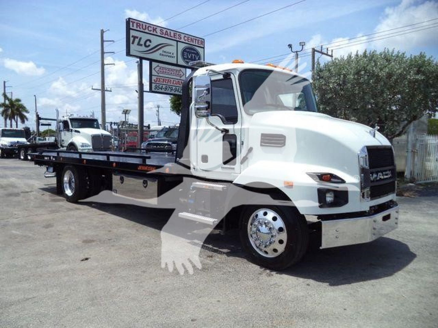 MD6 cab with flatbed rollback tow truck showing Mack MD6 badge and long white flatbed