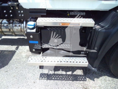 MD6 Mack truck side view showing fuel/wuel tank area and steps, with black toolbox and metal diamond plate steps.