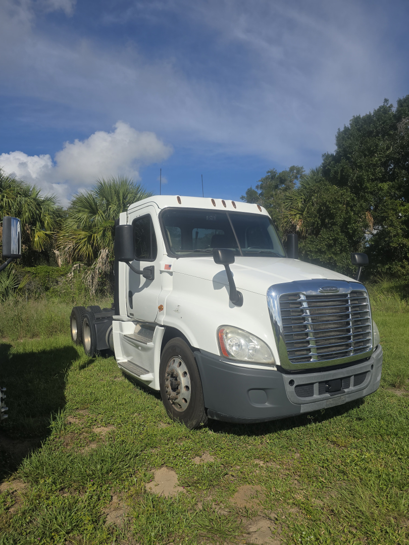 Truck cab front-left view of a white 2017 Freightliner Cascadia CA125DC day cab with grille, headlights, and side mirrors.