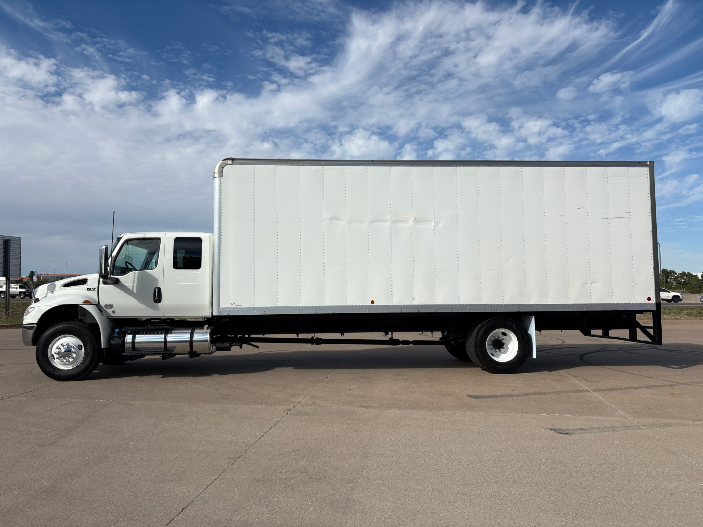 Box truck side view showing 2020 International MV607 with a white cargo box and chassis, VIN 3HAEUMML8LL865999, stock 0632853.