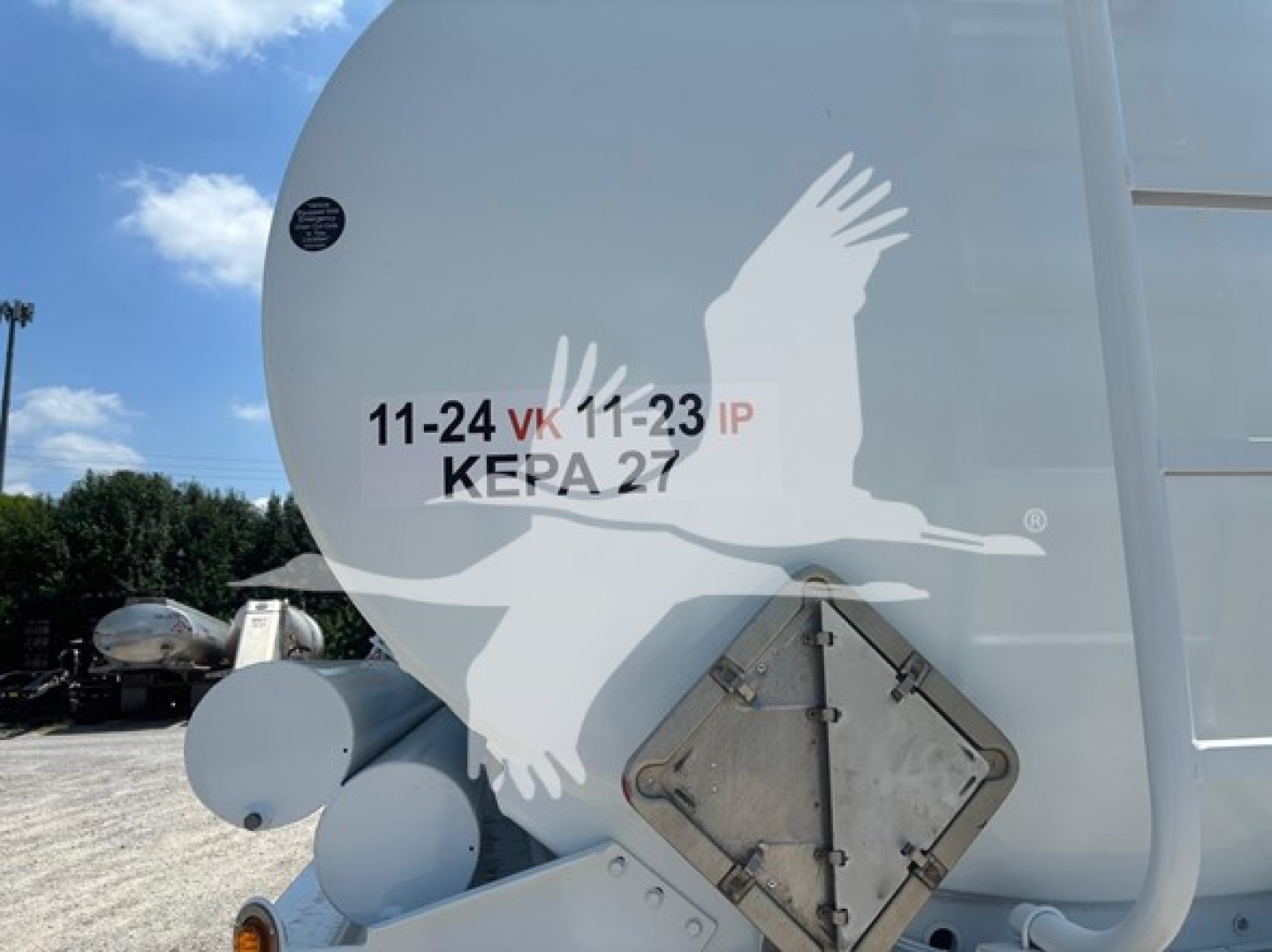 Trailer rear showing graphic of white bird silhouette and KEPA logo, with tank fittings and diamond access panel. Visible text includes 11-24 VK 11-23 IP and KEPA 27.