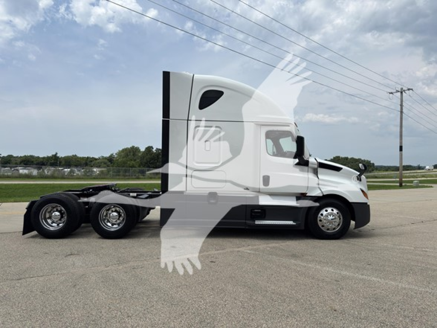 Freightliner Cascadia 126 convention sleeper truck in profile with white cab and long chassis, stock number 2502015.