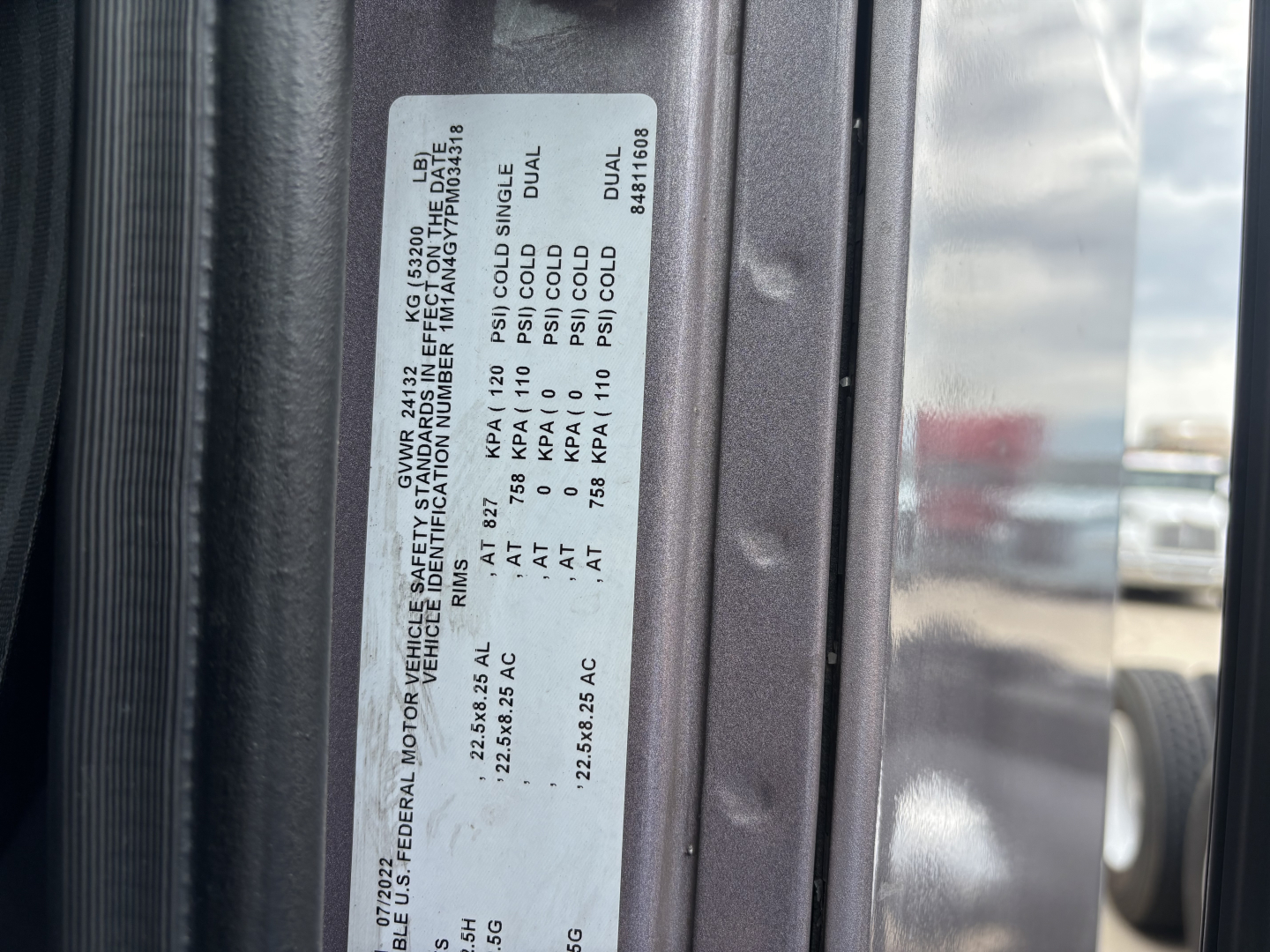 Label on truck door jamb with multiple pressure ratings and fluid specs including PSI values and dual/ single lines.