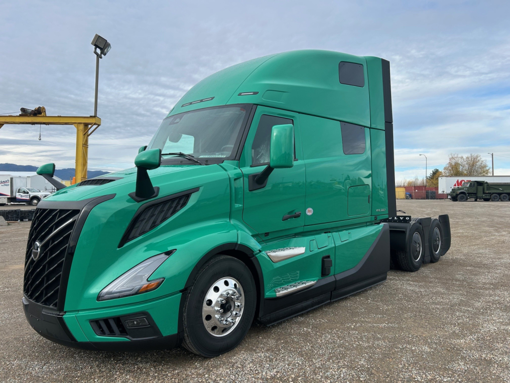 Volvo VNL64T860 sleeper tractor viewed from front-left side showing green exterior; cab with tall roof, aerodynamic mirrors, and black grille.