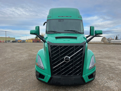 Volvo VNL64T860 cab front showing bold grille and green exterior.
