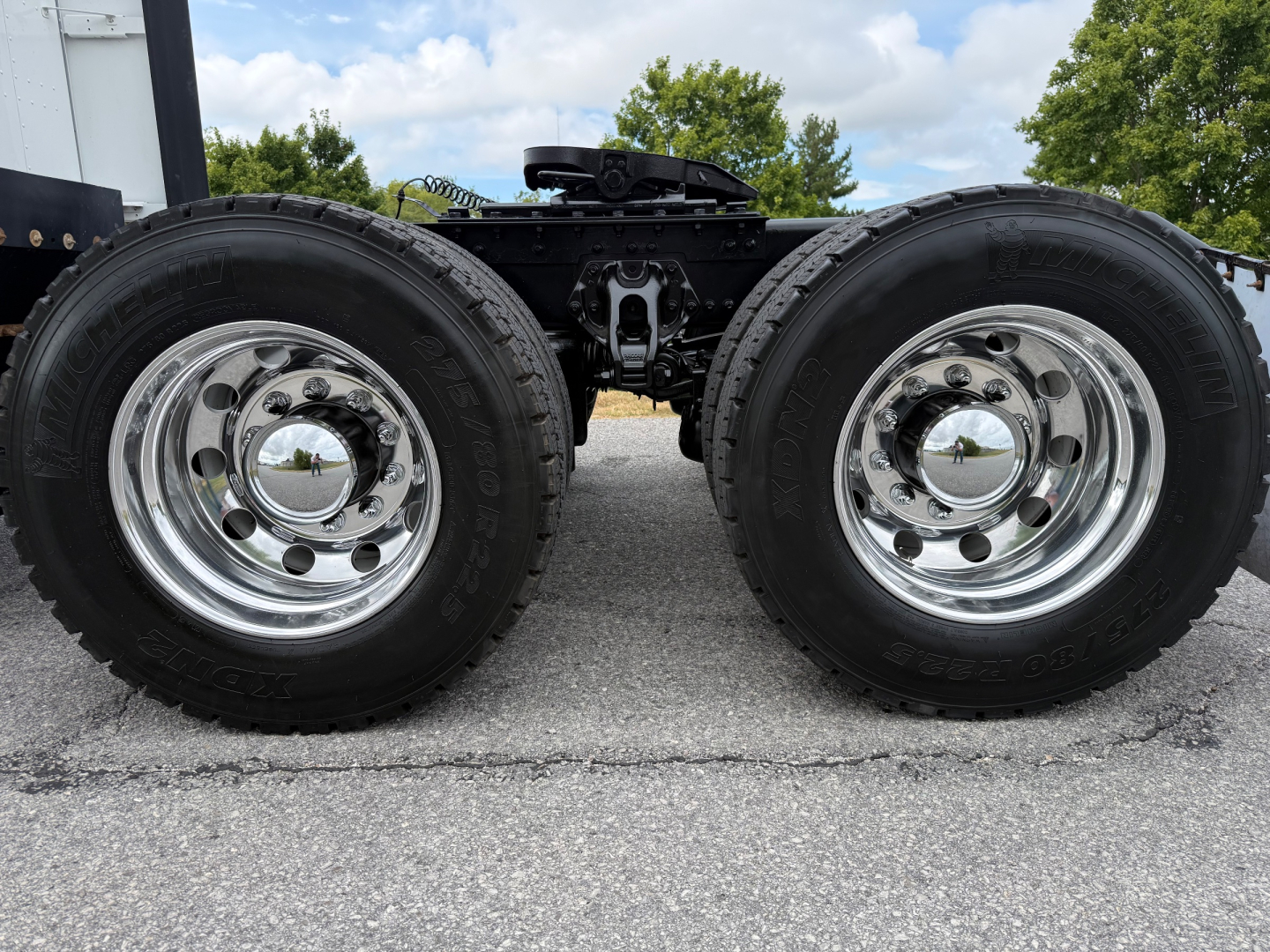 Twin rear wheels of a 2023 Kenworth T680 truck showing chrome rims and dual tires with a center height clearance. VIN 1XKYD49XXPJ268609 stock 0629621.