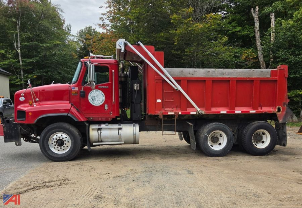 Dump truck: 2011 International DF567 PayStar 5600i with plow and sander, side view. Red cab and dump bed with plow mounting and quick-attach hardware. VIN 1HTXHAHT3BJ269511 visible.