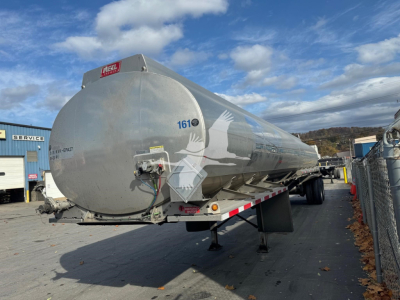 Tanker trailer with a rounded front showing a Heil 9200 gallon tank and pump off-line setup; side rails and landing legs visible.