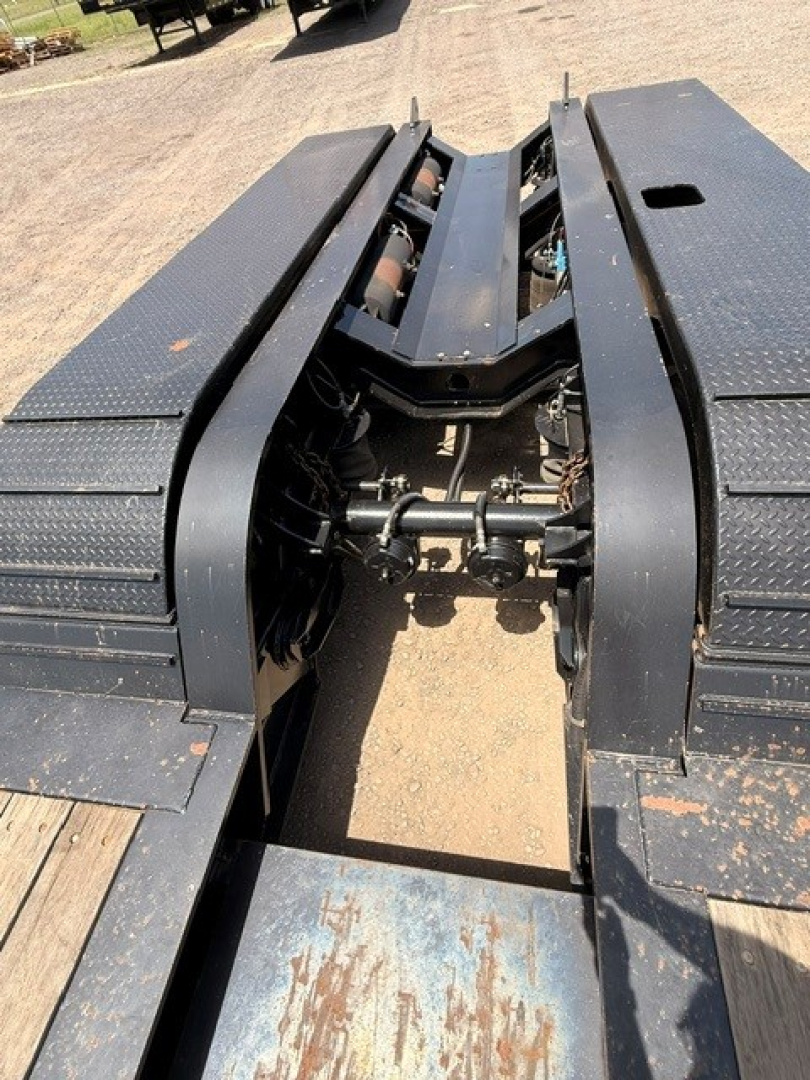 Fontaine MAG55H lowboy trailer hitch area showing central gooseneck connections and twin main frame rails.