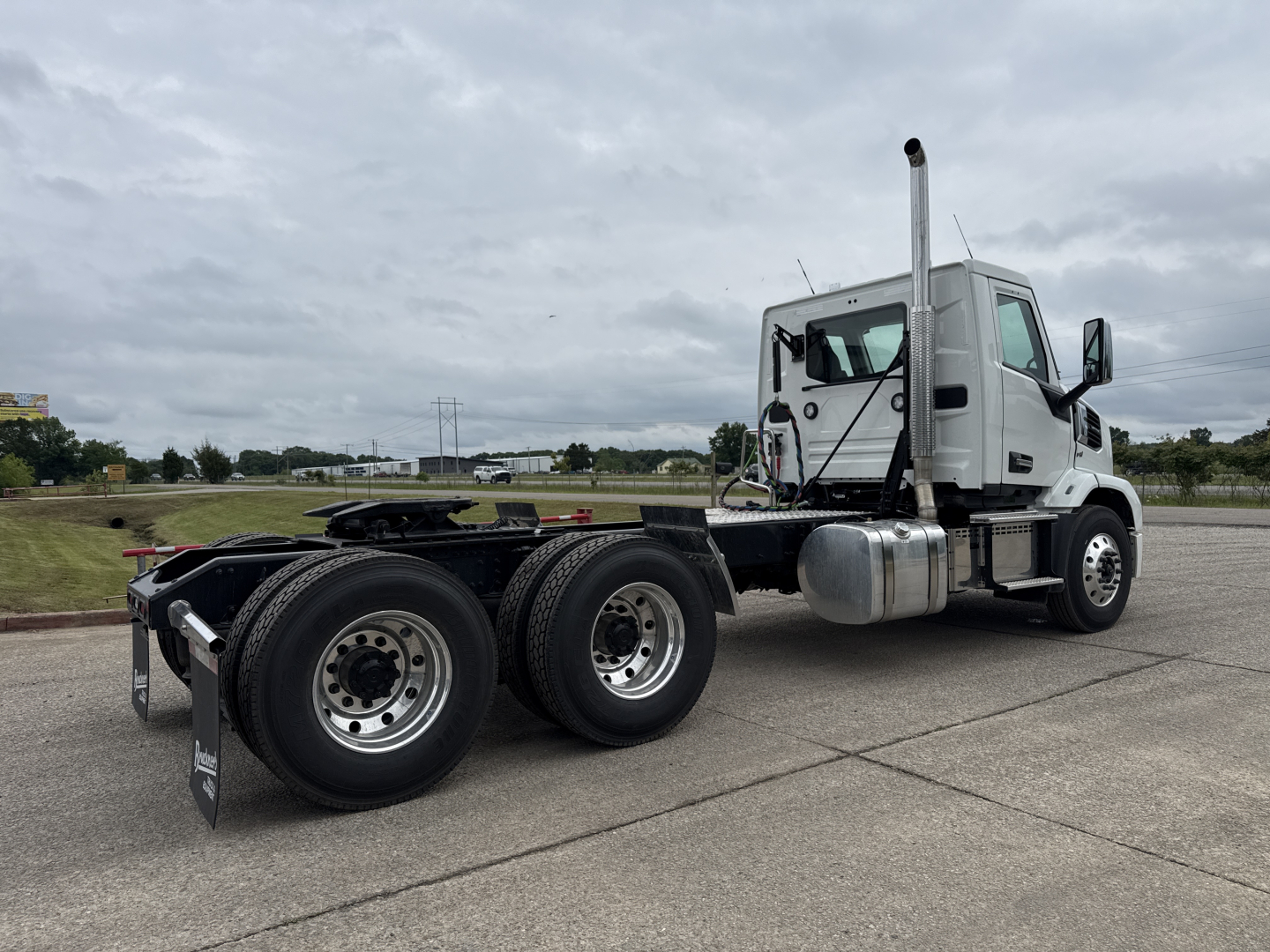 Mack AN64T conventional daycab truck chassis with cab, dual rear axles, and fuel tanks.