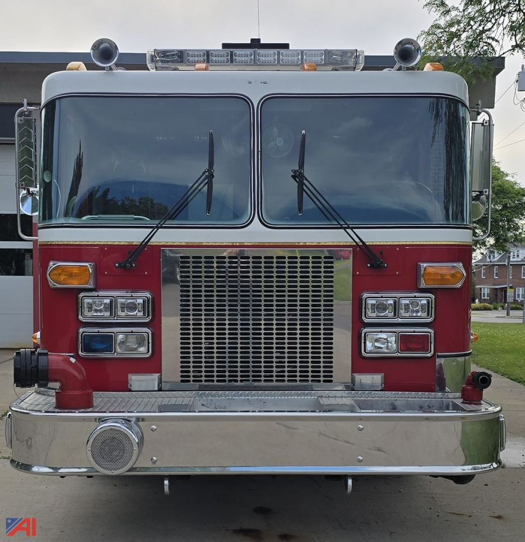 Front view of a red 1993 Spartan Gladiator Saulsbury Pumper fire truck showing large grille, dual windshield wipers, and chrome bumper.