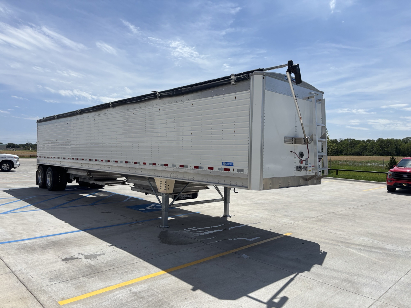 Trailer side view showing 43ft aluminum grain hopper with 80-inch sides, Stoughton trailer, VIN 1DW1A4300TSC21608, stock 73345, new.
