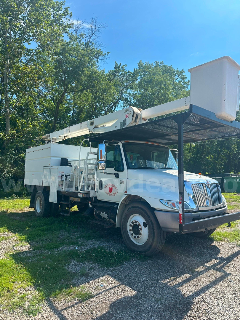 Service bucket truck with boom lift extended, International 4300 bucket truck, white cab, hydraulic boom, utility body, VIN 1HTMMAAR66H203626
