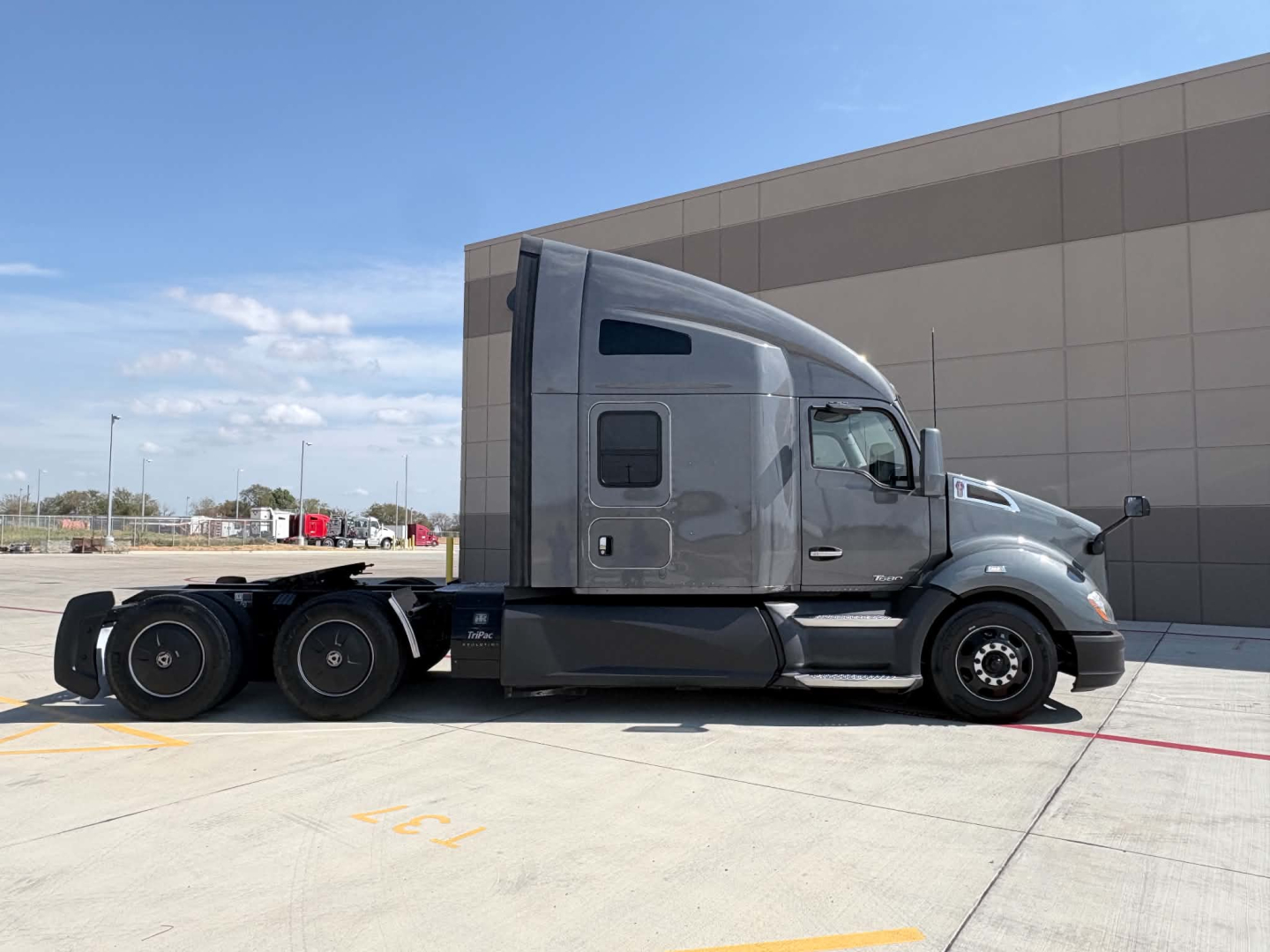 Kenworth T680 tractor-trailer in-service showing side profile with sleeper cab and dual rear axles. No visible text on the truck; image accompanies listing with VIN 1XKYDP9X6NJ479482 and stock 0632139.