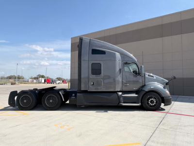 Kenworth T680 tractor-trailer in-service showing side profile with sleeper cab and dual rear axles. No visible text on the truck; image accompanies listing with VIN 1XKYDP9X6NJ479482 and stock 0632139.
