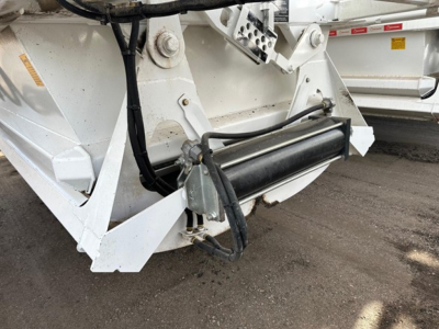 Ranco LW21-40 trailer component showing hydraulic cylinder and supporting frame with cables and adapters.