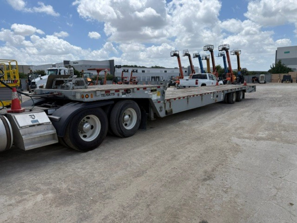 Trailer showing lowboy-bed with multiple loading ramps and a long dual-axle frame, labeled TE70 XTS with stacked ramp gates along the length.