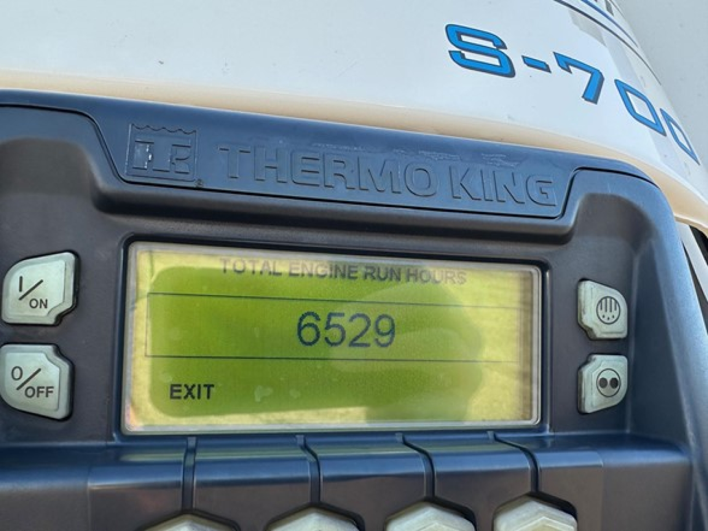 Thermo King reefer unit display showing 6529 total engine run hours on the monitor.