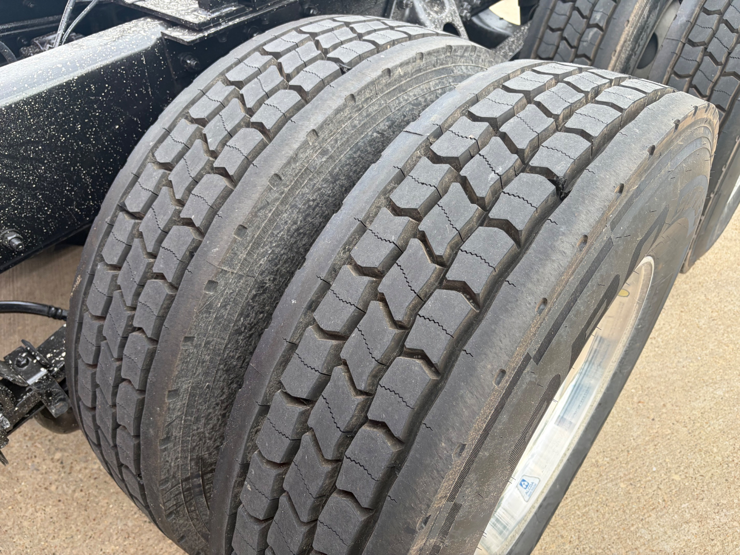 Kenworth T680 wheel and tire view showing dual rear axle tires and wheel rims.
