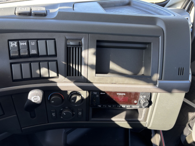 Volvo VHD64B300 cab interior dash and controls with dashboard vents and Volvo radio unit.