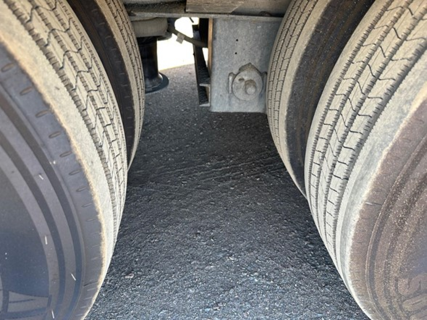 Trailer axle view showing dual rear tires and hitch area; details include wheels, air ride components, and undercarriage.