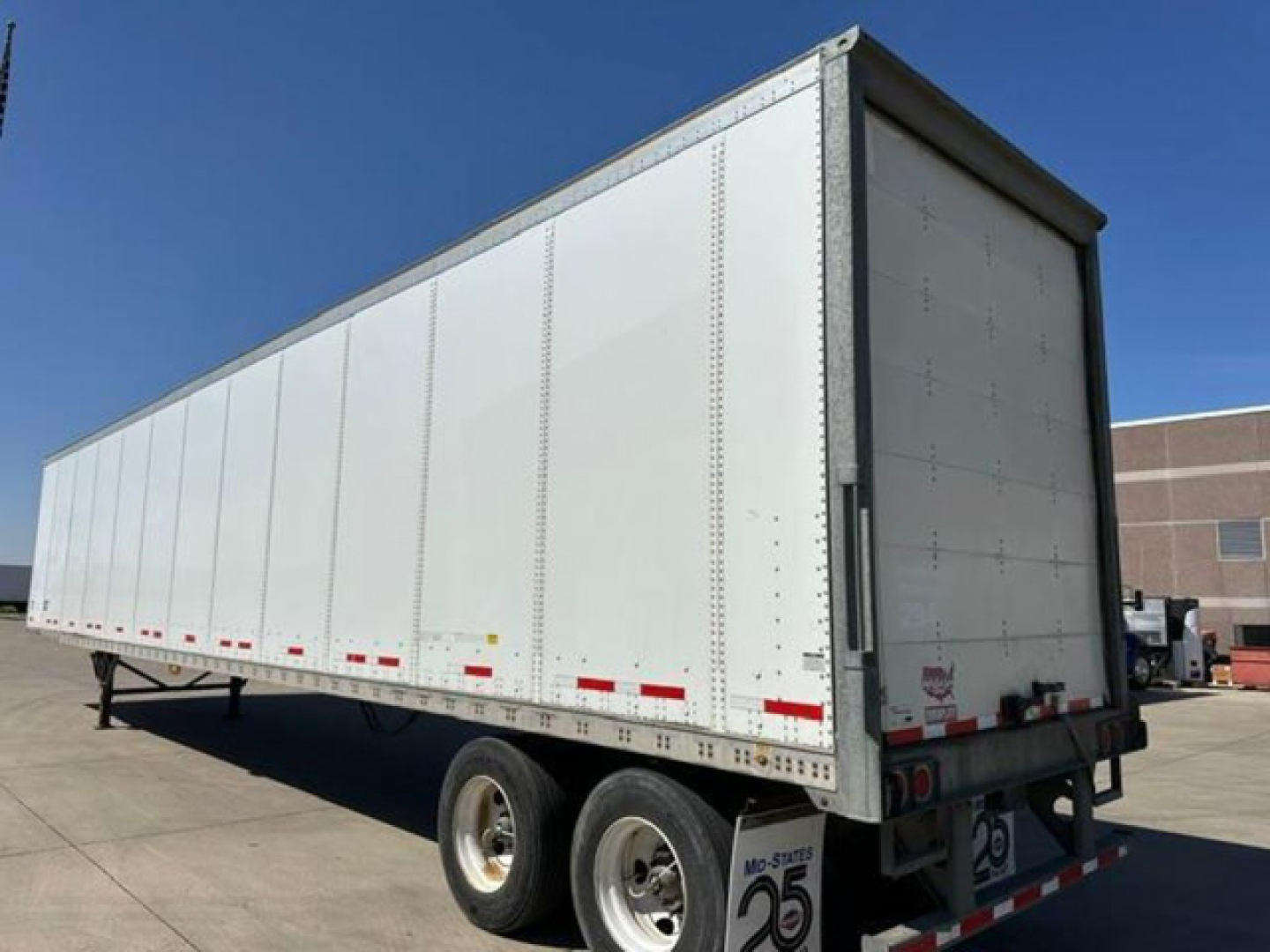 Trailer side and rear showing white dry-van with tandem axles and rear doors, VIN 1JJV532D5GL908632, stock U90902.