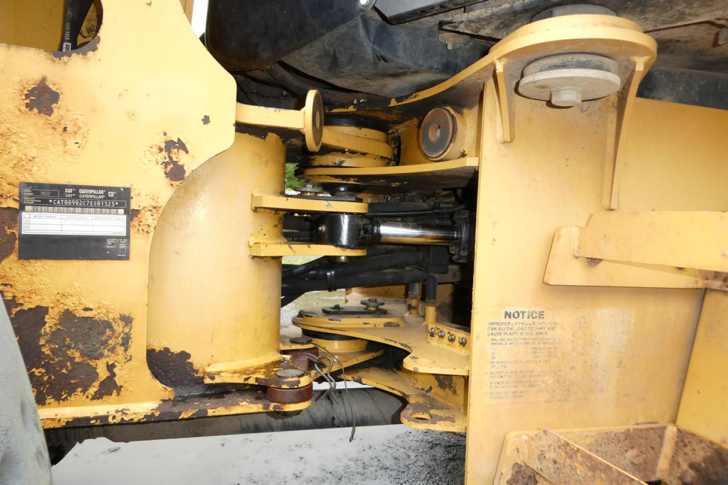Caterpillar 902 wheel loader side view showing hydraulic cylinders and internal components.