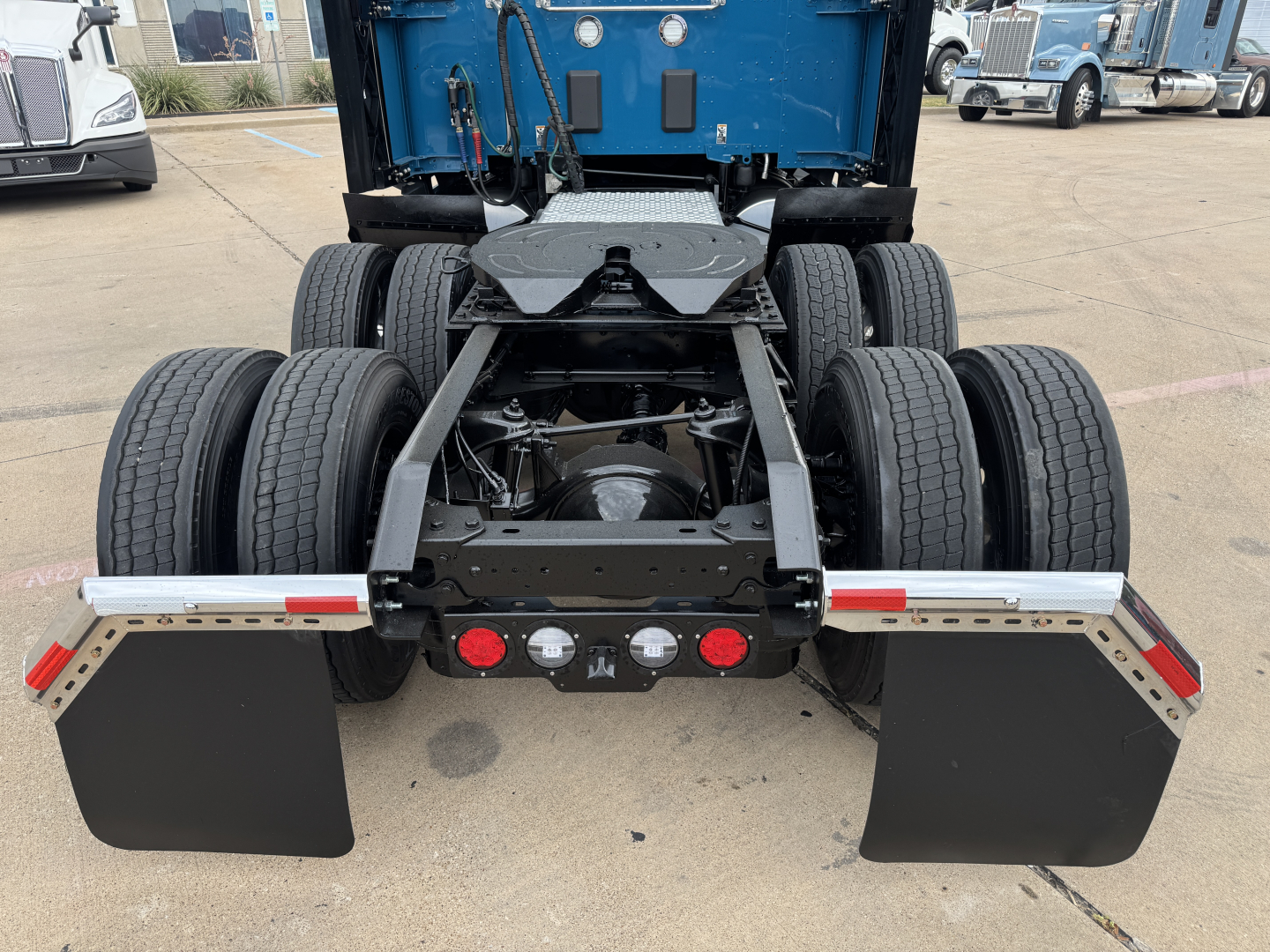 Kenworth T680 rear view showing dual rear axles and towing platform with mud flaps