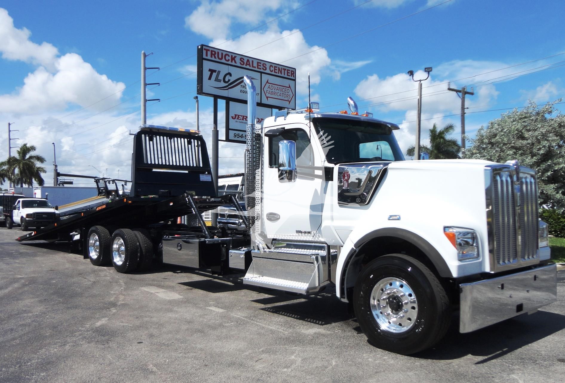 2023 Kenworth W990