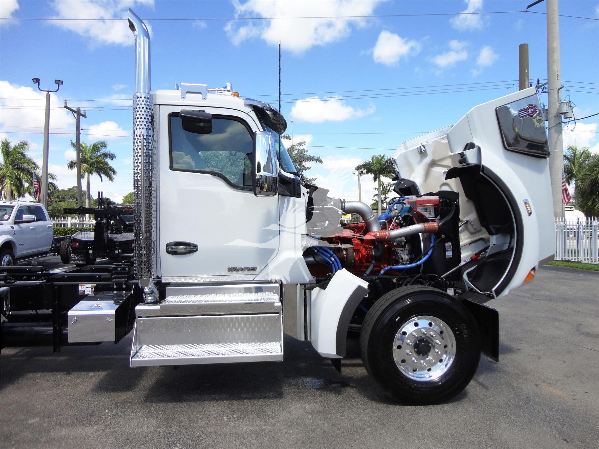 2023 Kenworth W990
