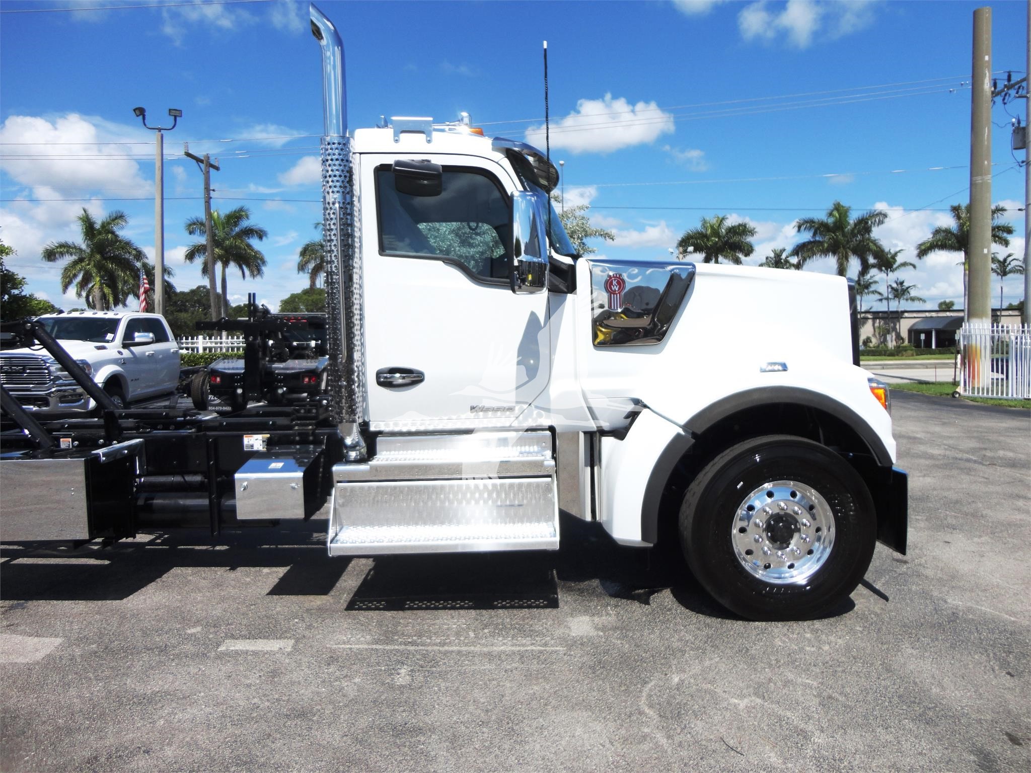 2023 Kenworth W990