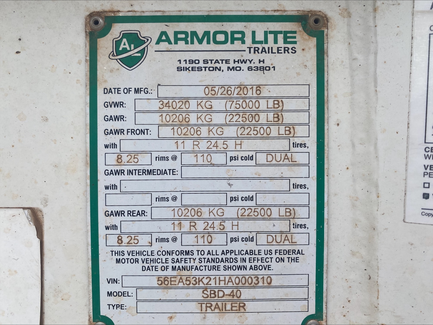 Armor Lite Trailers data plate showing GVWR 34020 kg, GAWR front 10206 kg, GAWR rear 10206 kg, tire 8.25 RIMS 110 psi cold, VIN 56EA53K21HA000310, model SBD-40