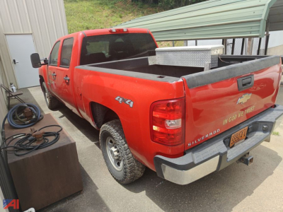 Red 2008 Chevrolet Silverado 1500 pickup 4x4 rear three-quarter view showing bed toolbox and tailgate with Chevrolet badge.
