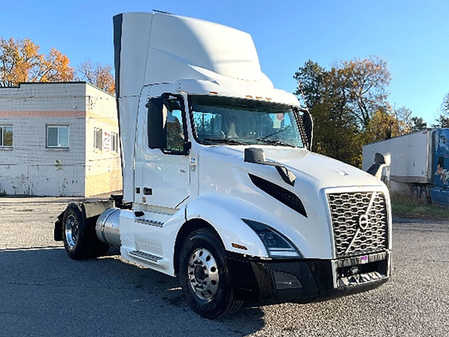 2019 Volvo VNR 300 conventional daycab truck in white, front-left view. Text on image includes VIN 4V4N39EG4KN212739, Stock Number 556540, Category Conventional Daycab, Type Trucks, NewUsed Used.